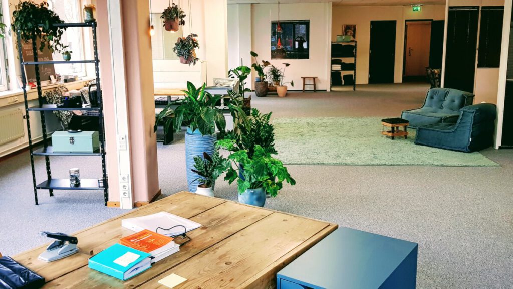Interieur van Workflow Studio in Baarn — zachte kleuren, veel planten, warme sfeer